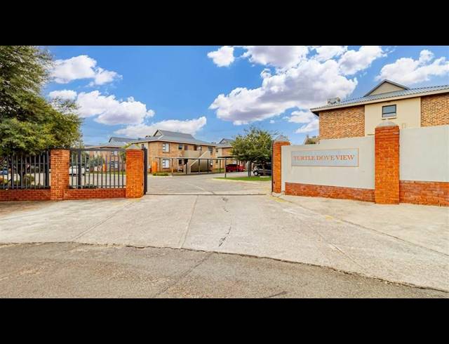 2 BEDROOM TOWNHOUSE FOR SALE IN ALBERTSDAL